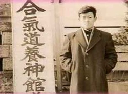 Mladi Kyoichi Inoue ispred Yoshinkan dojoa