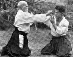 O'Sensei Morihei Ueshiba izvodi udarac u sklopu Aikido tehnike.