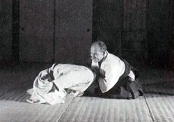 O'Sensei Morihei Ueshiba podučava Daito Ryu Aiki jujutsu tehniku u parteru.